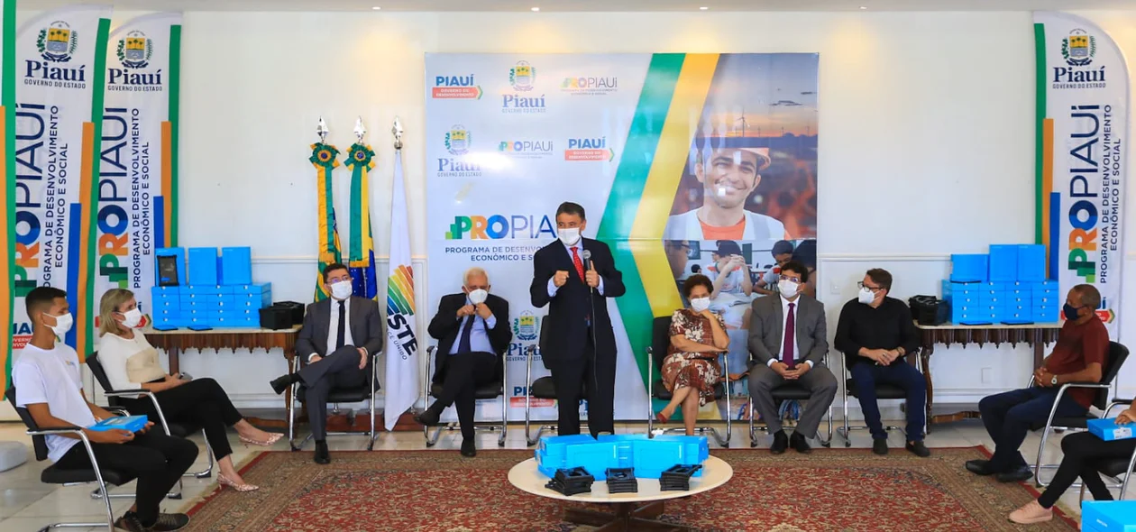 Governador Wellington Dias durante seu pronunciamento