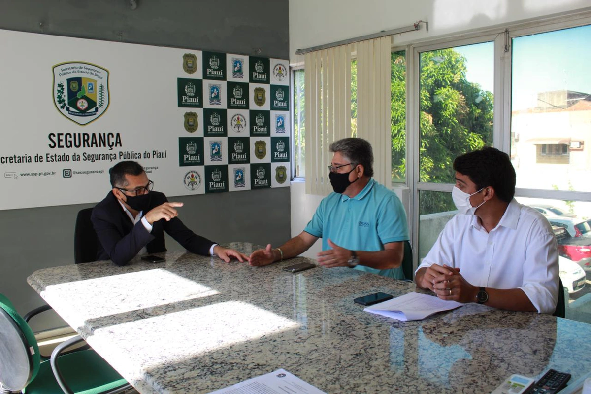 João Mádison ao lado do secretário de Segurança e do prefeito de Angical