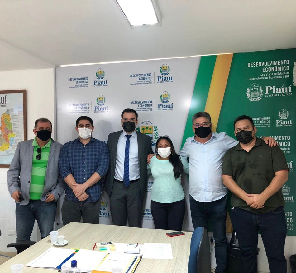 João Madison ao lado do secretário Igor Neri e de prefeitos do Piauí
