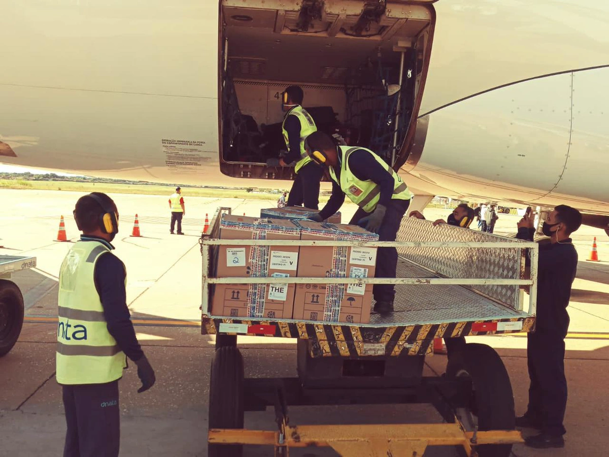 Lotes de vacinas desembarcando em Teresina
