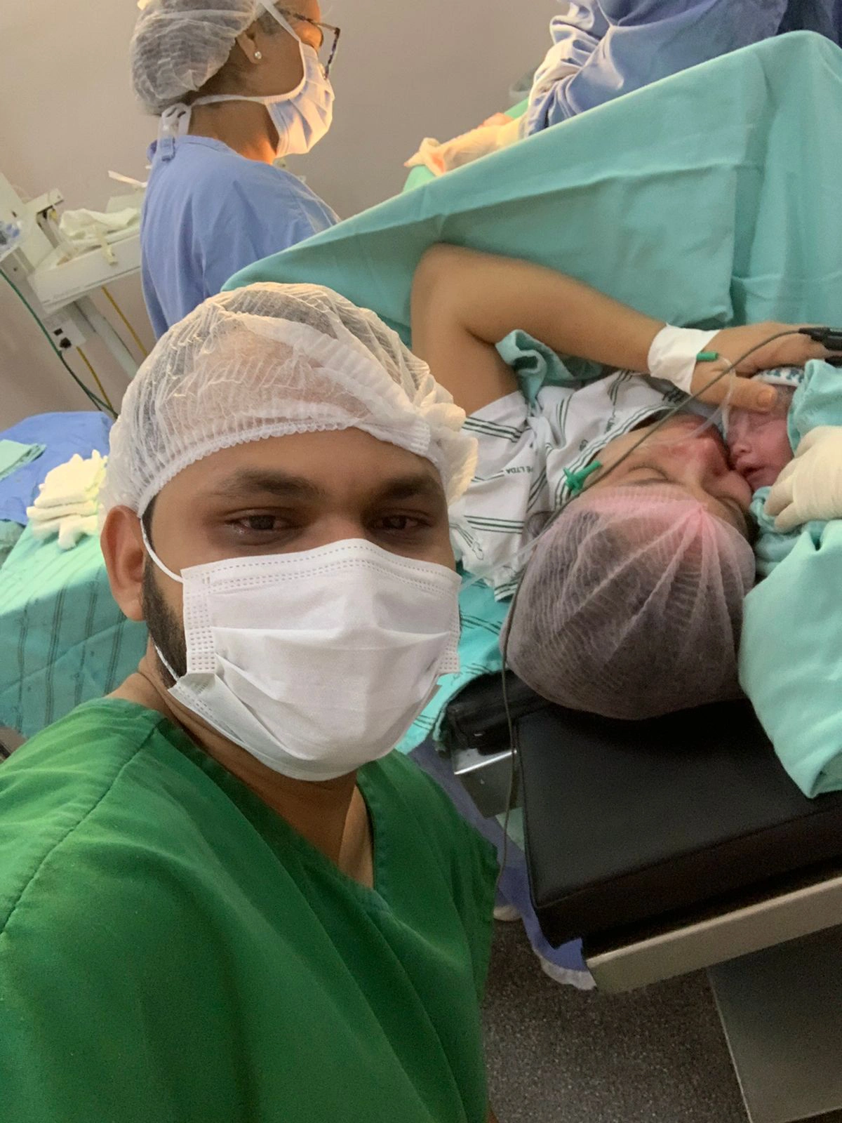 Lucas Pereira ao lado da mulher e do primogênito