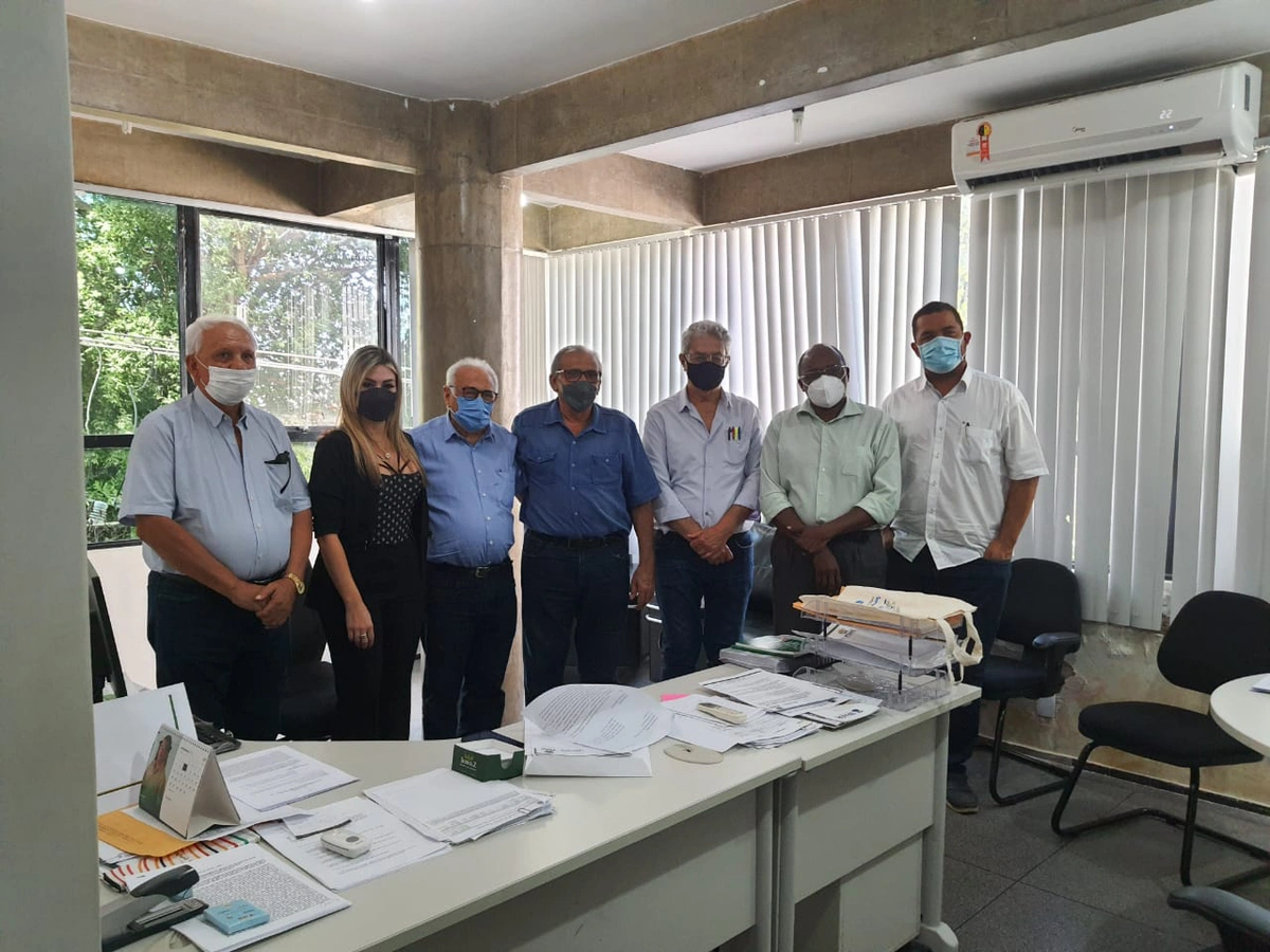 Magno Pires (de máscara azul claro) recebendo a presidente da Agência Reguladora dos Serviços Públicos Delegados ao Estado do Piauí (Agrespi), Anamelka Cadena.