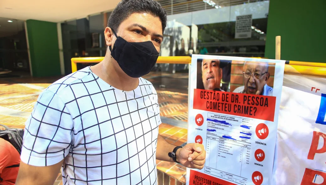 Manifestante em frente a Câmara Municipal