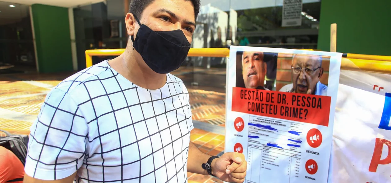 Manifestante em frente a Câmara Municipal