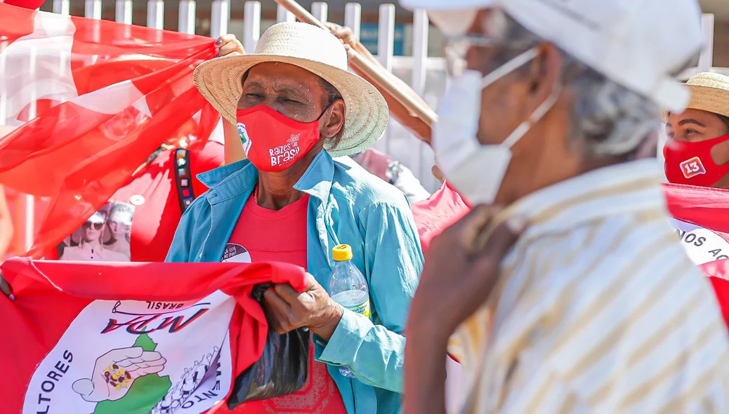 Militantes esperando o Lula