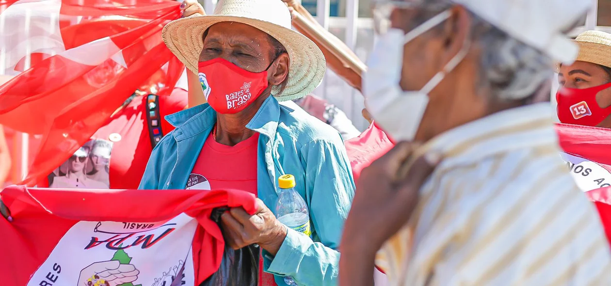 Militantes esperando o Lula