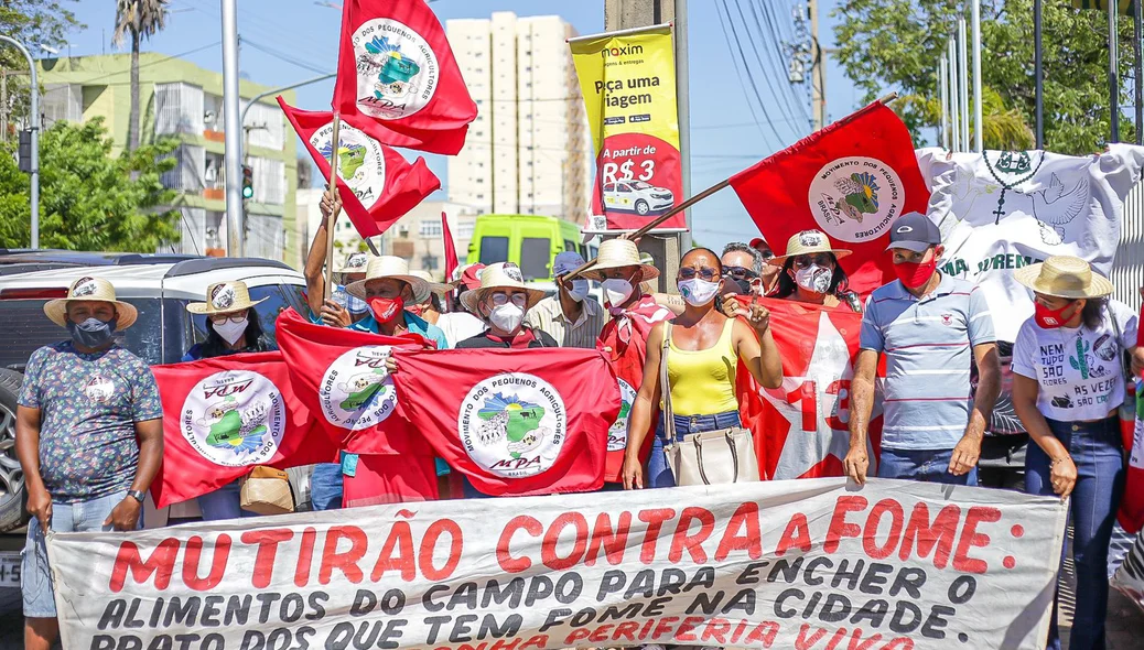 Militantes estavam com faixas e bandeiras