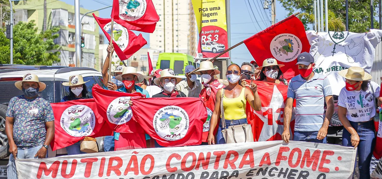 Militantes estavam com faixas e bandeiras