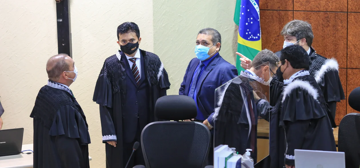 Ministro ao lado de autoridades