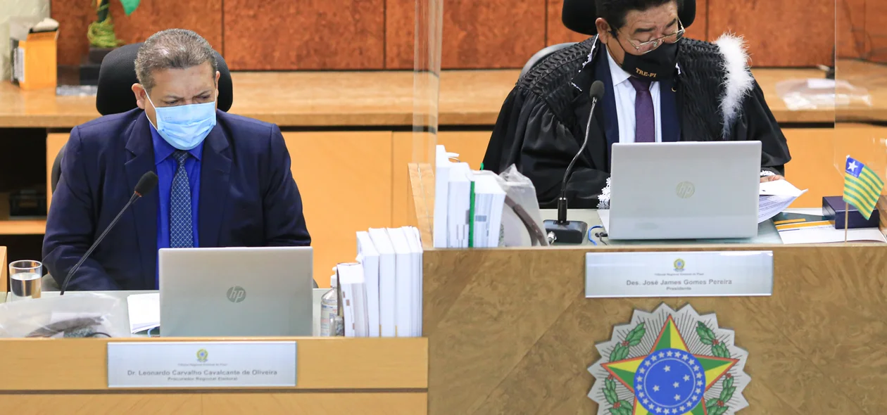 Ministro Nunes Marques ao lado do presidente do TRE