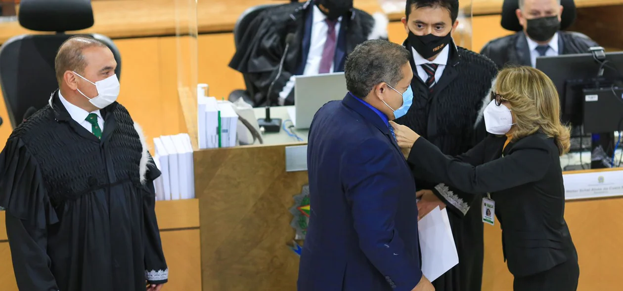 Ministro Nunes Marques recebendo medalha do Mérito Eleitoral