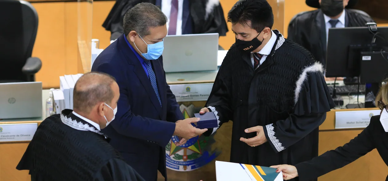 Ministro Nunes Marques recebendo medalha no TRE