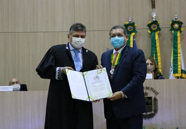 Ministro Nunes Marques recebendo medalha
