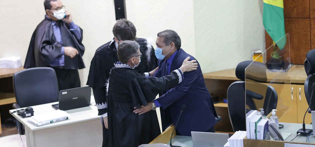 Ministro sendo cumprimentado