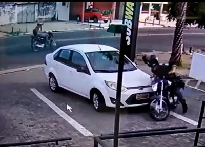 Momento em que o bandido tenta atirar contra o sargento