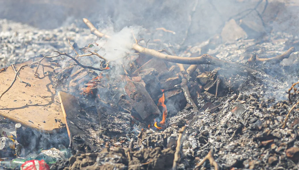 Moradores ateiam fogo em lixo na zona norte