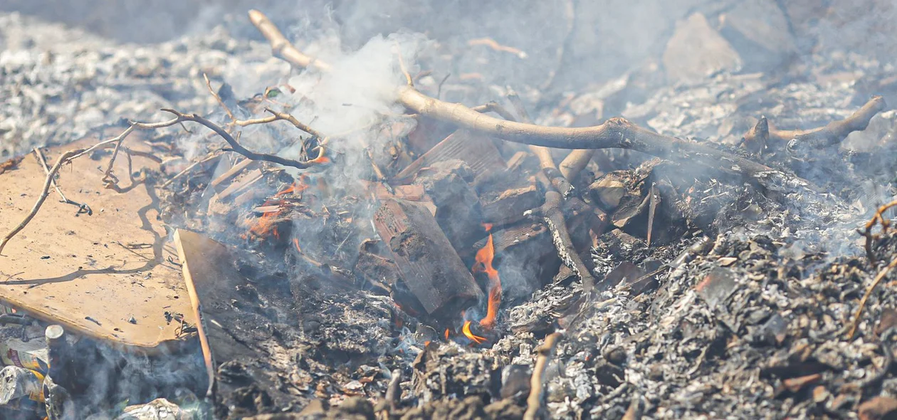 Moradores ateiam fogo em lixo na zona norte