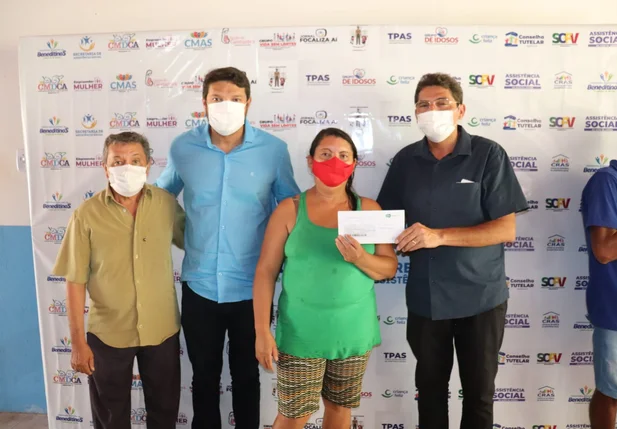 Moradores de Beneditinos recebendo o cartão