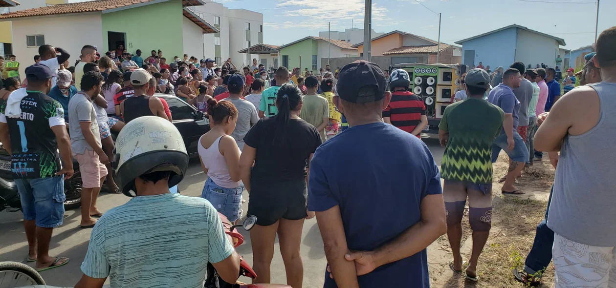 Moradores ocupam casas no Santa Maria