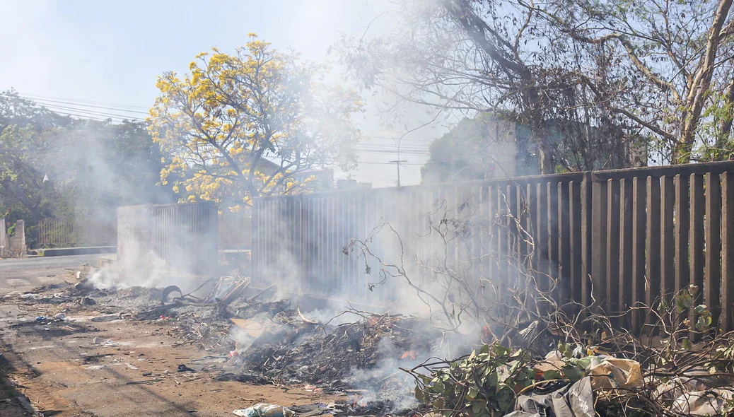 Moradores queimam lixo no bairro marquês