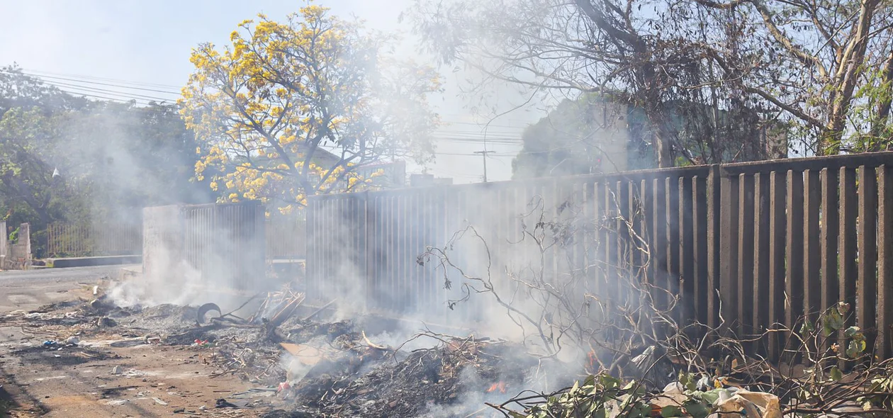 Moradores queimam lixo no bairro marquês