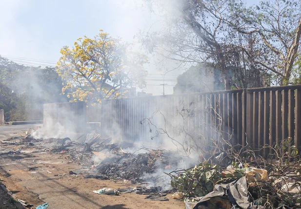 Moradores queimam lixo no bairro marquês