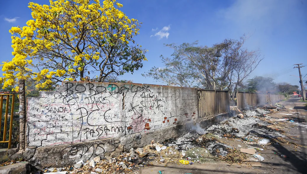 Moradores reclamam lixo jogado nas ruas do Marquês