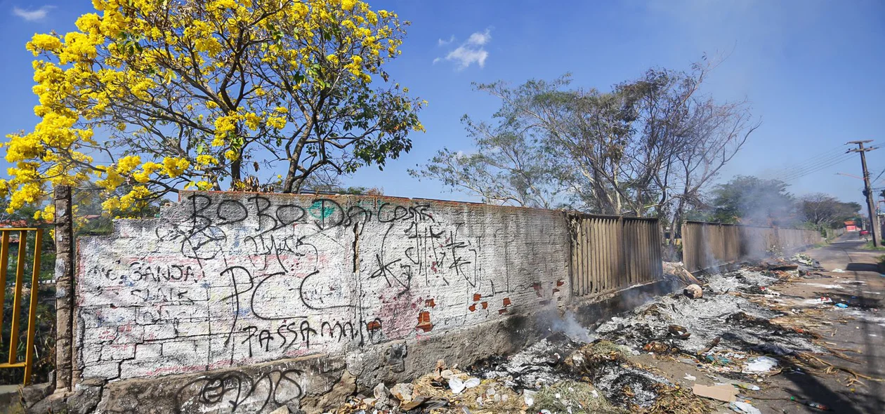 Moradores reclamam lixo jogado nas ruas do Marquês