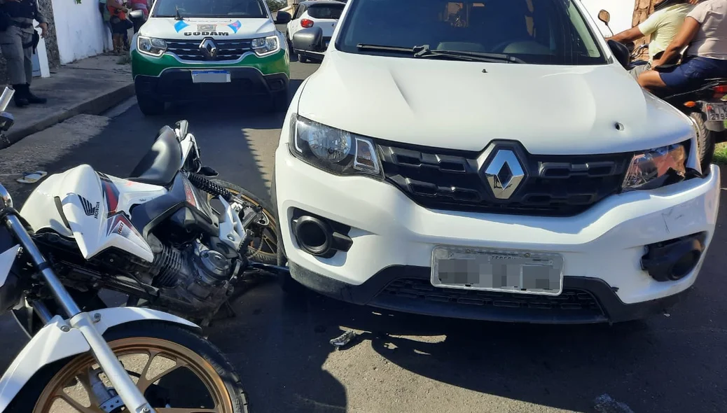 Motocicleta ficou presa embaixo do veículo
