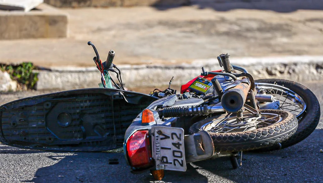 Motocicleta, modelo Honda Pop, ficou destruída