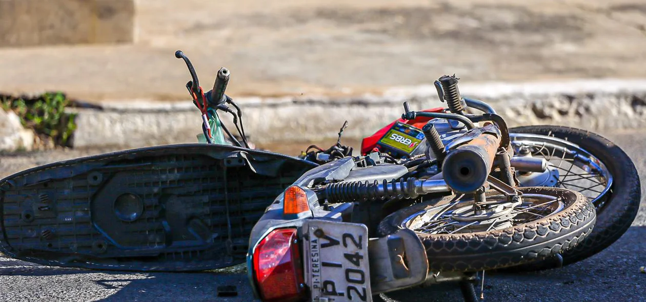 Motocicleta, modelo Honda Pop, ficou destruída
