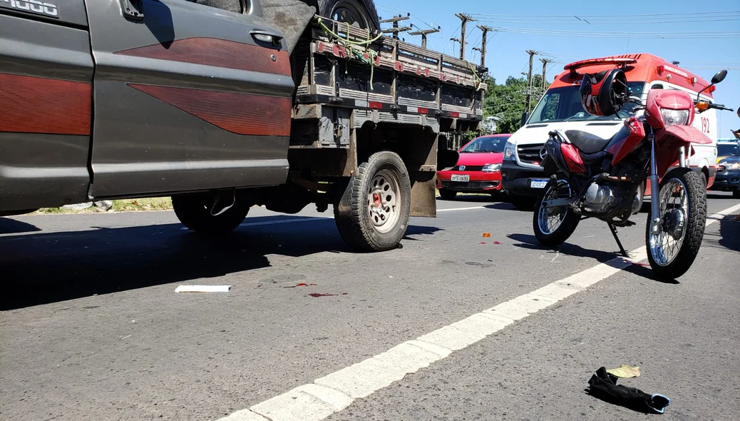 Motociclista colidiu em caminhonete na Avenida João XXIII