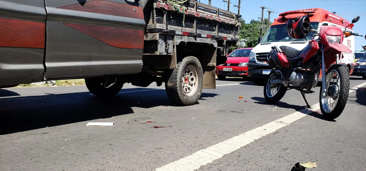 Motociclista colidiu em caminhonete na Avenida João XXIII