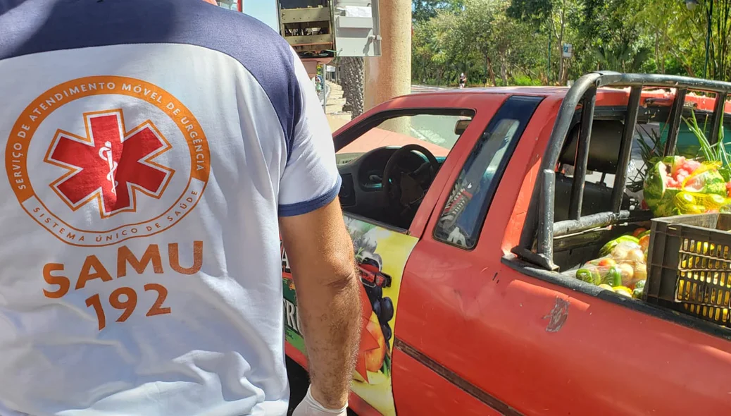 Motorista da Saveiro ficou ferido e foi levado para o HUT