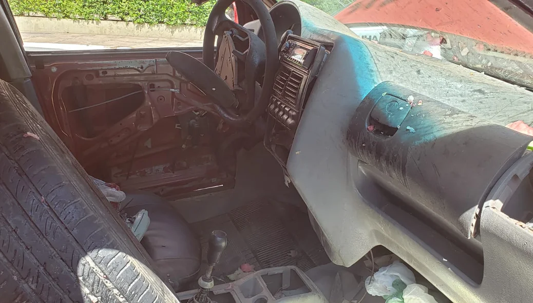 Motorista do carro ficou ferido