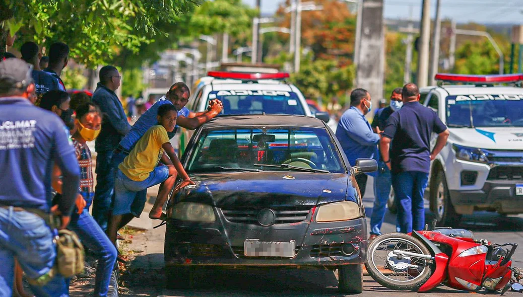 Mulher colidiu em uma Saveiro que estava estacionada