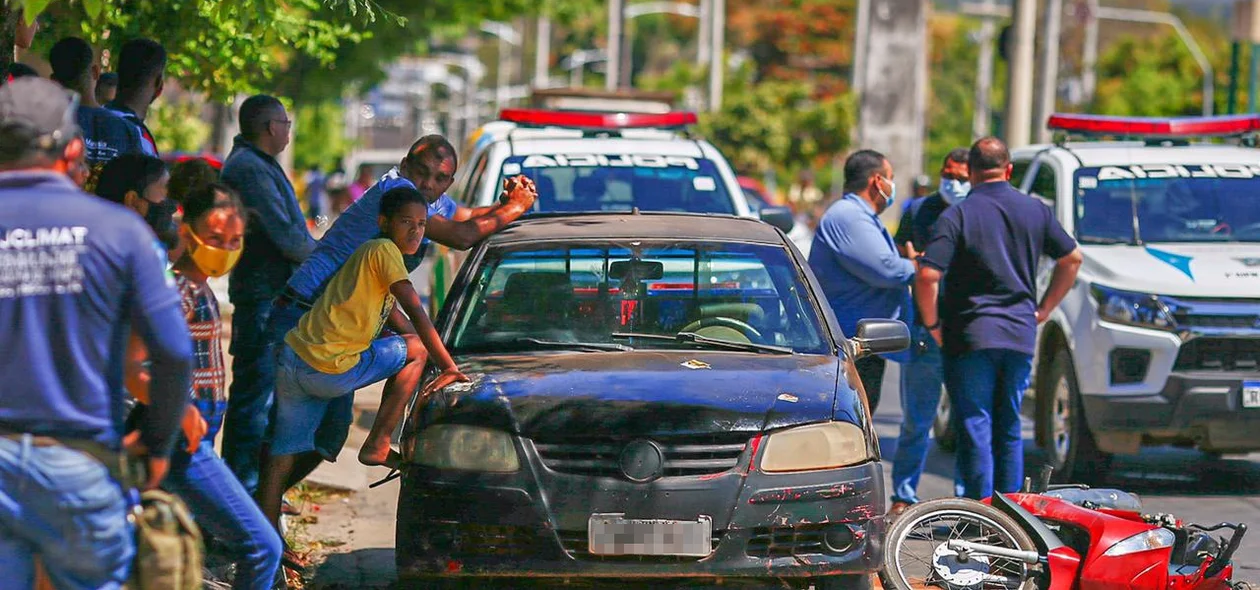 Mulher colidiu em uma Saveiro que estava estacionada