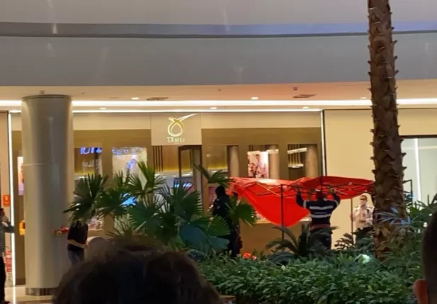 Mulher é morta em assalto a joalheira em shopping no Ceará