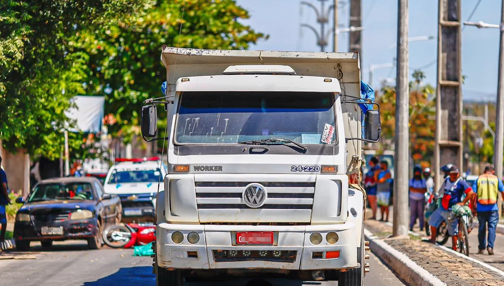 Mulher morre após ser atropelada por caçamba na Henry Wall de Carvalho