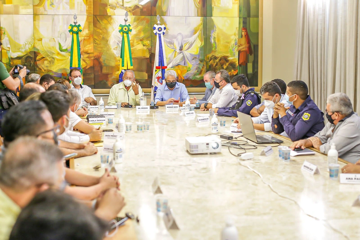 Nixon Frota apresenta plano de proteção para estações de ônibus em Teresina
