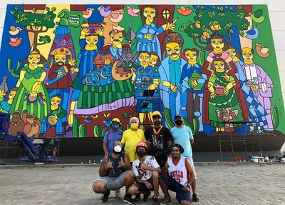 Nonato Oliveira ao lado de artistas que participaram da restauração