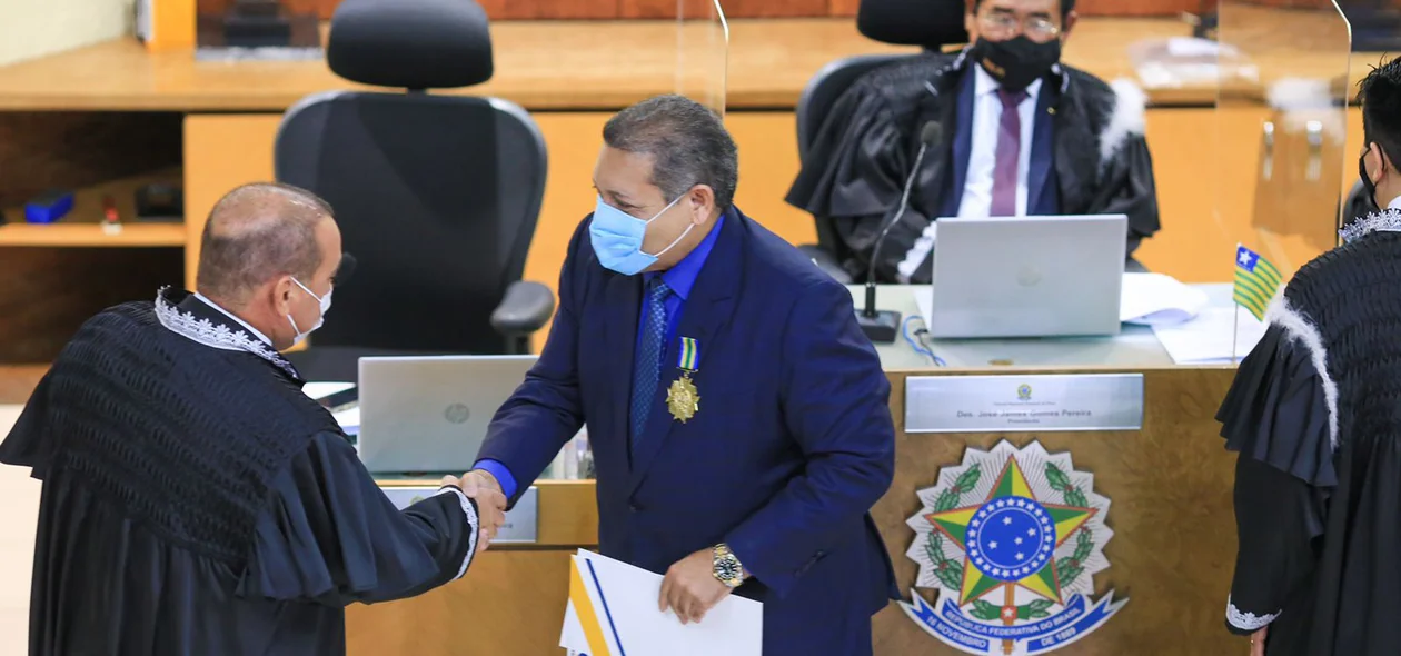 Nunes Marques recebendo medalha no TRE