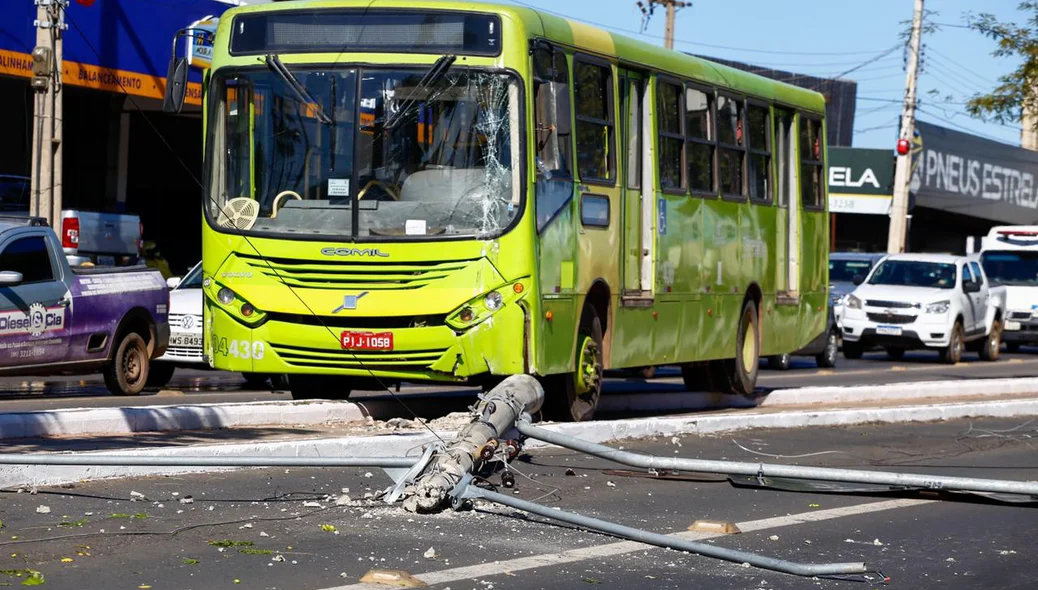 O motorista do ônibus evitou colidir nos veículos