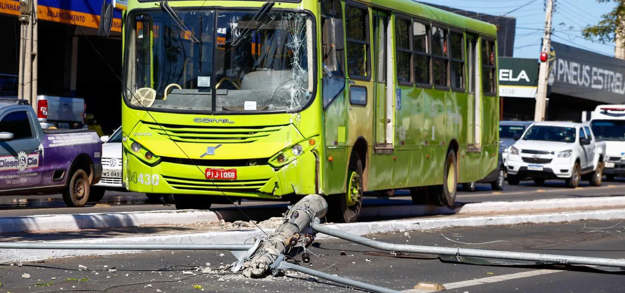 O motorista do ônibus evitou colidir nos veículos