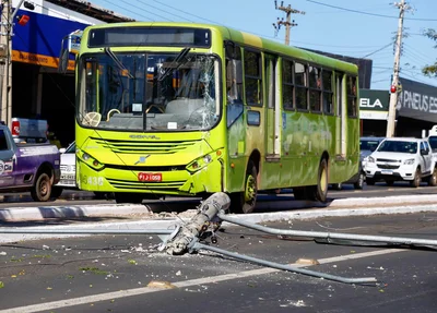 O motorista do ônibus evitou colidir nos veículos