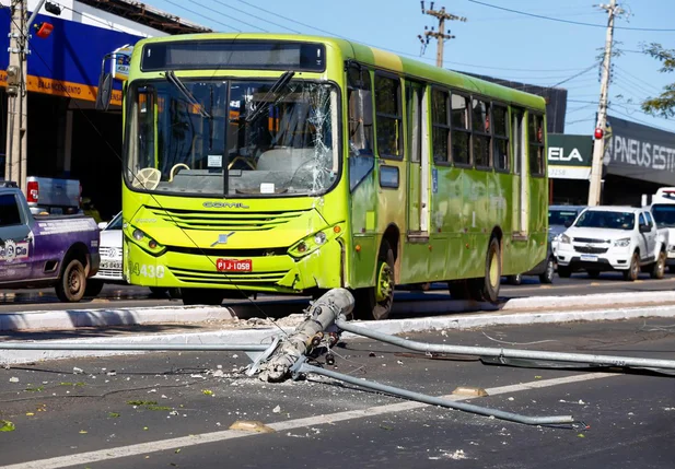 O motorista do ônibus evitou colidir nos veículos