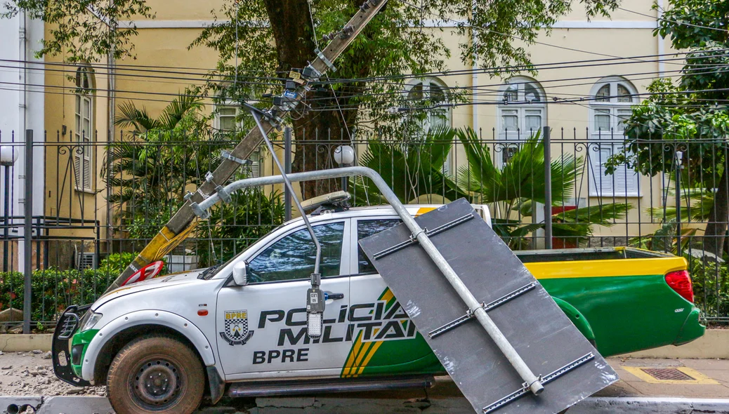 O poste ficou em cima da viatura