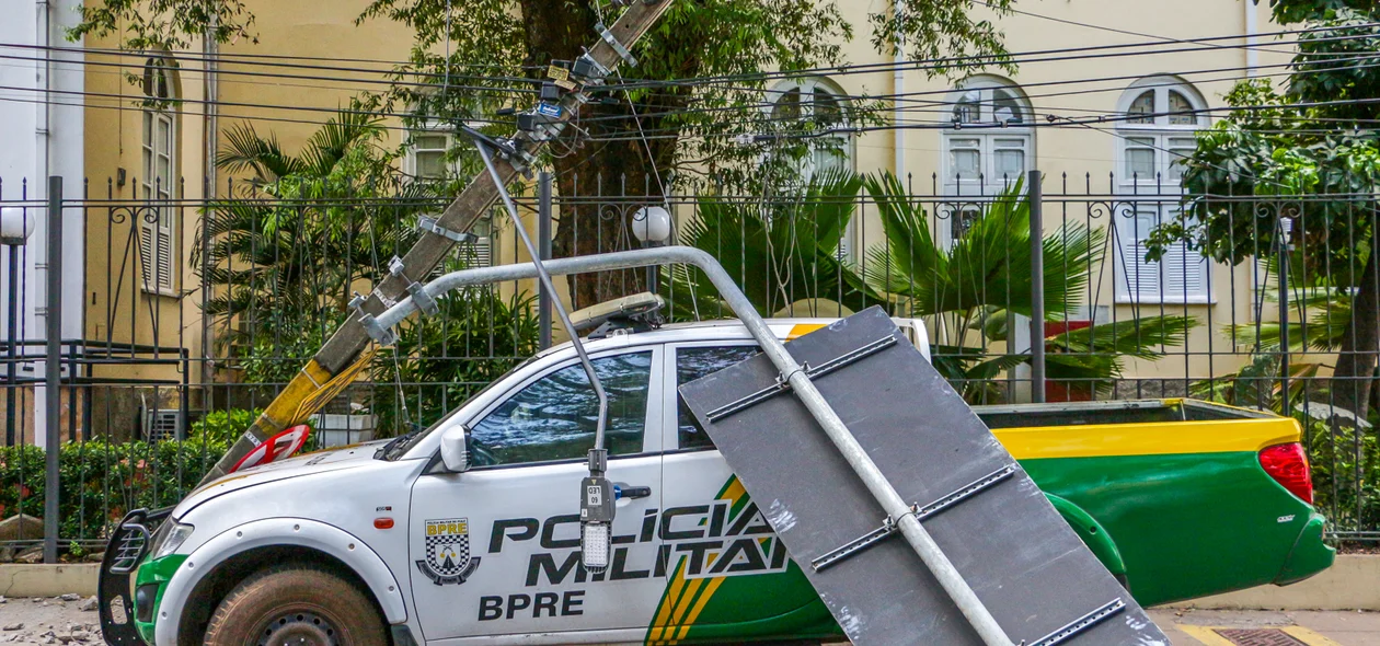 O poste ficou em cima da viatura