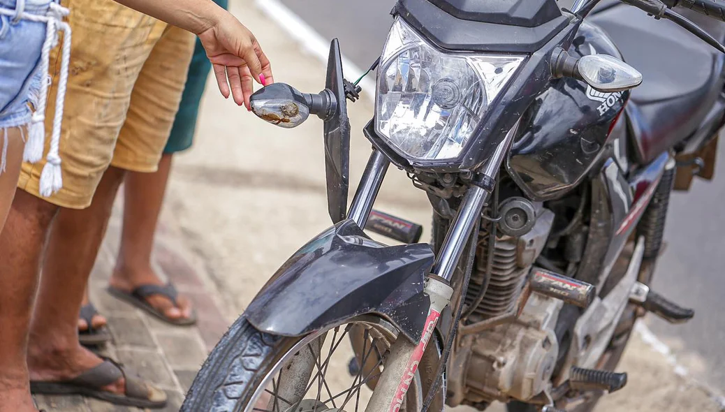 Parte da moto destruída