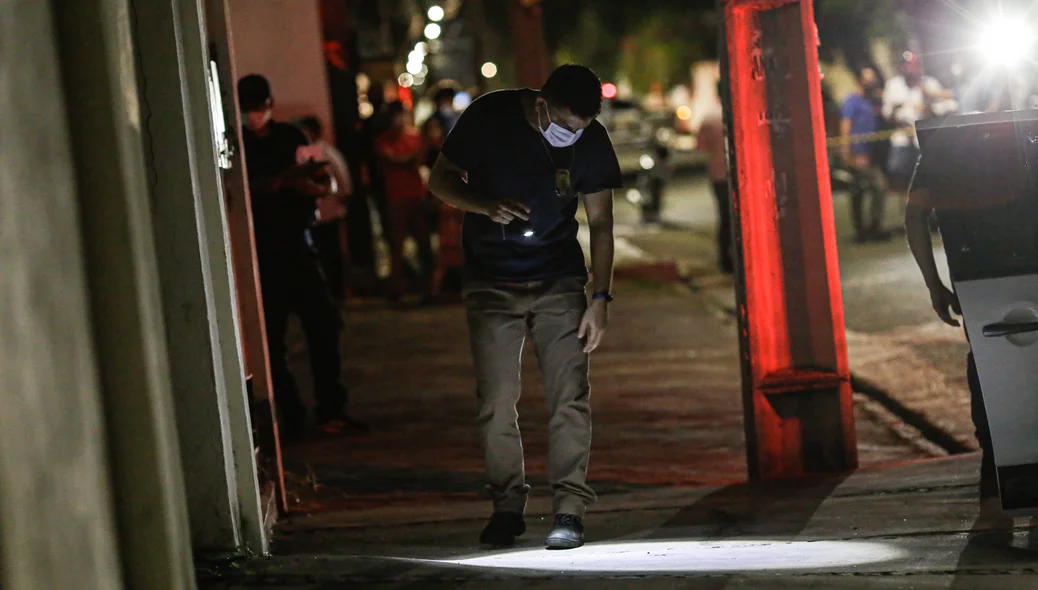 Perito criminal no local do crime